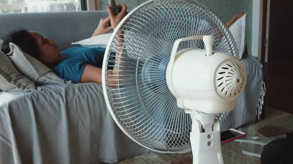 Onda de calor: qual é o impacto de um ventilador ligado a noite toda na sua conta de luz?