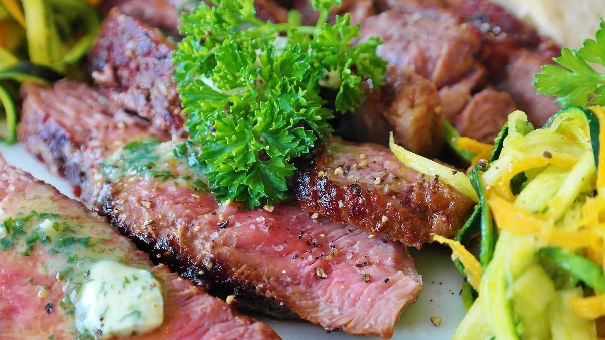 A combinação de ovos com arroz iguala o bife em qualidade proteica, mas custa dez vezes menos. Vale experimentar?